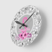 カスタムな女の子の名前のガーリーな銀製の《写真》ぼけ味のピンクの花 ラウンド壁時計 (傾斜)