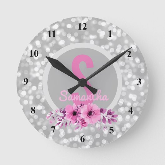 カスタムな女の子の名前のガーリーな銀製の《写真》ぼけ味のピンクの花 ラウンド壁時計 (正面)