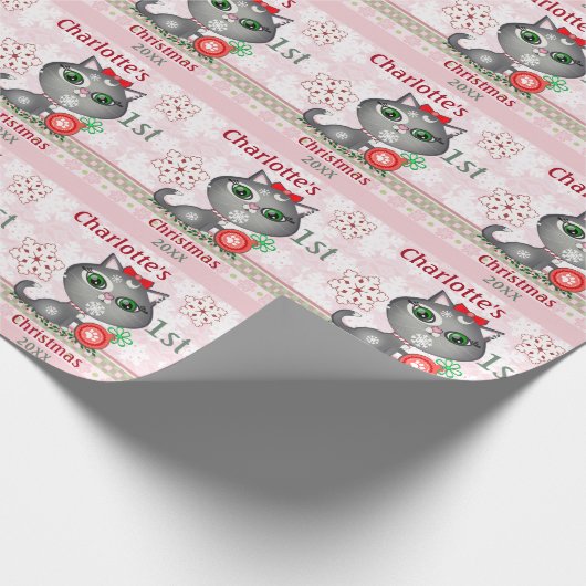 カスタムな女の赤ちゃん猫の初めてのクリスマス ラッピングペーパー (角)