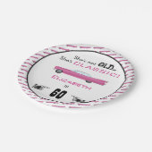 カスタムな年彼女はない古くないしかしクラシックな車の誕生日です ペーパープレート (アングル)