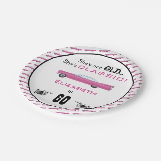 カスタムな年彼女はない古くないしかしクラシックな車の誕生日です ペーパープレート (アングル)