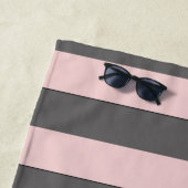 カスタムな文字のビーチの花型女性歌手が付いているパステル調の赤のストライプ ビーチタオル (インサイチュ)