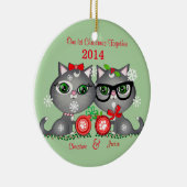 カスタムな文字の子猫猫のカップルの初めてのクリスマス メタルオーナメント (右)