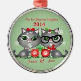 カスタムな文字の子猫猫のカップルの初めてのクリスマス メタルオーナメント