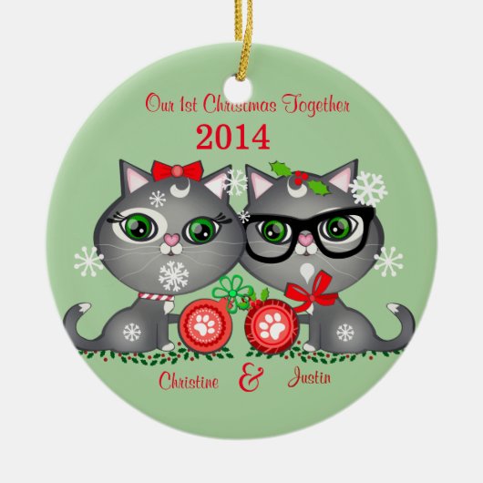 カスタムな文字の子猫猫のカップルの初めてのクリスマス メタルオーナメント (正面)