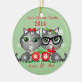 カスタムな文字の子猫猫のカップルの初めてのクリスマス メタルオーナメント (左)
