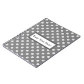 カスタムな文字の灰色及び白い水玉模様のノート ノートブック (左側)