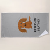 カスタムな文字を持つかわいい長い髪の赤いダックスフント ビーチタオル (正面)