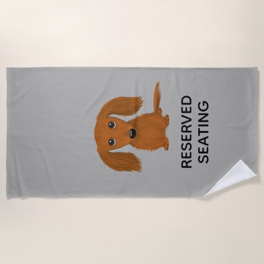 カスタムな文字を持つかわいい長い髪の赤いダックスフント ビーチタオル (正面)