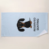 カスタムな文字を持つかわいい黒そしてタンのダックスフント ビーチタオル (正面)