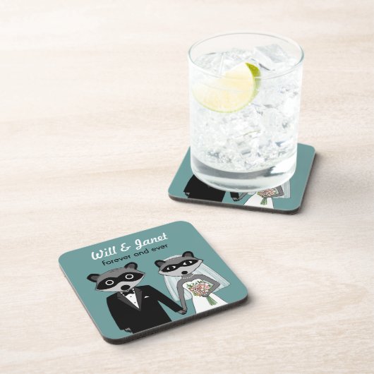 カスタムな文字を持つ新郎新婦を結婚しているアライグマ コースター (右側)