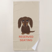 カスタムな文字を持つ長い髪チョコレートダックスフント ビーチタオル (正面)