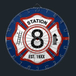 カスタムな消防署数マルタ十字 ダーツボード<br><div class="desc">あなたのFirestationを小ぎれいにし、それが確立された日付およびあなたの消防署数を特色にするこのカスタムなダート盤とリラックスするために消防士の内部を救済して下さい。</div>