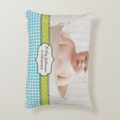 カスタムな男の赤ちゃんの写真の名前および誕生日の記念品 アクセントクッション (裏面(縦))