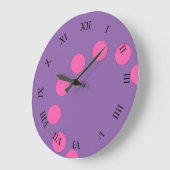 カスタムな色のよくはしゃぐなピンクの点 ラージ壁時計 (傾斜)