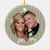 カスタムな雪だるまのカップルの第1クリスマスの写真のオーナメント セラミックオーナメント (裏面)