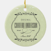 カスタムな館のばら色の秒のワインのクリスマスのオーナメント セラミックオーナメント (裏面)