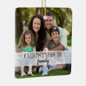 カスタムな2写真のモダンなタイポグラフィ家族のクリスマス セラミックオーナメント (右)