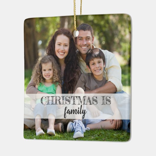 カスタムな2写真のモダンなタイポグラフィ家族のクリスマス セラミックオーナメント (左)