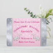 カスタムによってくすぐられるピンクの女の赤ちゃんは招待状を振りかけます 招待状 (スタンド正面)