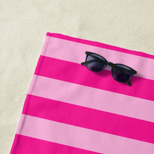 カスタムのイニシャル + 淡いピンク及び濃いピンク縞で飾ります ビーチタオル (インサイチュ)
