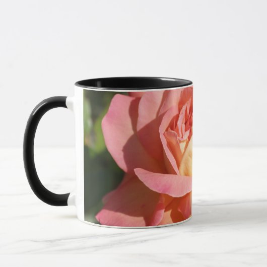 カスタムのピンクと黄色のバラの花 マグカップ (左)
