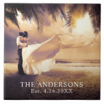 カスタムの結婚写真 タイル<br><div class="desc">の写真を使カスタム用して独自のお気に入りの結婚タイルを作成サンプル写真を自分で置き換える。新しい文字の新しい家族の名前と日結婚付を一緒に新しい生活のためのユニーク大切な記念品として編集しなさい。</div>