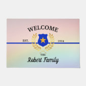 カスタムの薄い青い線の警察のバッジ歓迎の書式 ドアマット (正面)