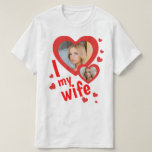 カスタムは妻のTシャツが大好き Tシャツ<br><div class="desc">自分で作って、私は妻のシャツが大好きで、2枚の写真とパーソナライズされた文字がカスタムあります。このT買シャツは、バレンタインデーや記念日、特別な日に奥様を感動させるのに役立ちます。このシャツはご主人記念の贈り物におもしろいなりかねません。ご主人にいつもこの可愛いシャツを衣服さすごいせて、浮気をしないようにという気持ちを起こさせています。彼はソーシャルネットワークや職場で多くのお世辞を受ける。「私は妻を愛している」シャツは、最後にティク・トックの話題になり、インスタグラムやソーシャル・ネットワークで愛する共有と夫と一緒に写真やビデオを撮るのだ！</div>