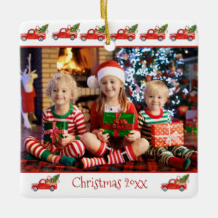 カスタムは赤いトラックのクリスマス子供の写真の2味方しました セラミックオーナメント