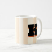 カスタムイニシャル入りストライプコーヒー コーヒーマグカップ (正面右)