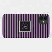 カスタムイニシャル紫と黒ストライプの Case-Mate iPhoneケース (裏面(横))