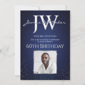 カスタムイニシャル60エレガントth誕生日ブルーシルバー 招待状 (正面)