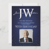 カスタムイニシャル90エレガントth誕生日ブルーシルバー 招待状 (正面)