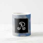 カスタムイニシャル+白/灰色の雲と青空 コーヒーマグカップ (中央)