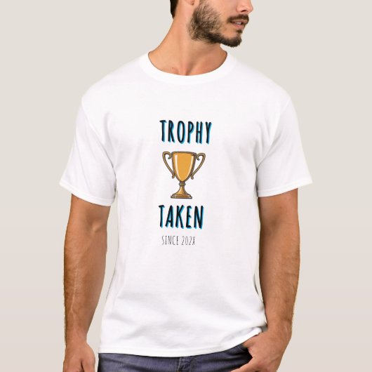 カスタムイヤー入りユーモラスな夫トロフィー獲得Tシャツ Tシャツ (正面)