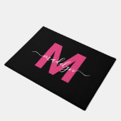 カスタムエレガントBlack Hot Pink Monogram Script Name ドアマット (アングル)