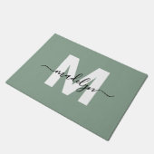 カスタムエレガントSage Green Monogramスクリプト名 ドアマット (アングル)