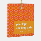 カスタムオレンジイエローレトロタイポグラフィ結婚ズ セラミックオーナメント (右)
