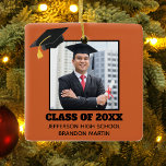 カスタムオレンジシニア卒業写真2023 セラミックオーナメント<br><div class="desc">ブラックカスタムグラッドキャップの下に卒業写真を飾ったオレンジのシニア卒業生のクリスマスの装飾。卒業生への贈り物としてクラスの年、学校、素晴らし名前でパーソナライズ。</div>