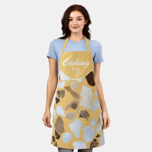 カスタムオレンジブラウンテラゾパターン エプロン (着用した状態)