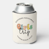 カスタムガールズトリップ |かわいい女の子の週末の休暇 缶クーラー (缶裏面)