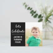 カスタムキッズフォトバースデーパーティーブラックミニマリスト インビテーションポストカード (スタンド正面)