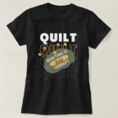 カスタムキルティングは私のセラピーキルトおもしろい Tシャツ (デザイン正面)