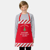 カスタムクリスマスレッド&ホワイトキャンディーキッドズ エプロン (着用した状態)