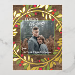 カスタムグクラシックリーンホリー赤い果実の葉 箔シーズンポストカード<br><div class="desc">クラシックコンテンポラリーのクリスマスのホリデーシーズン赤、緑と金ゴールドのフォイルに色のホリーの果実とリースのパター葉ンの風化した風化した農家のスタイルの木の木目のシープラッププランクの背景に。お好みのカスタマイズ写真と（制限された）文字でパーソナライズまたはパーソナライズするオプション付き。フロントのカスタマイズ文字と、カードの背面の家族の名前（または個々の名前）とカスタマイズ可能な季節の挨拶メッセージを表示するスペース。</div>