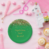 カスタムグリーンとゴールドの卒業パーティグリッター ペーパープレート (パーティー)