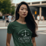 カスタムグリーンホワイトロースクール卒業 Tシャツ<br><div class="desc">2025年カスタム卒業のクラスのホワイトタイポグラフィを採用したグリーン法科卒業Tシャツ。大学カスタマイズの記念はかりで測弁護士のパーソナライズされた卒業年と共に。</div>