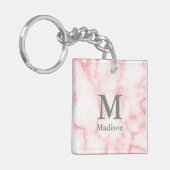 カスタムグレーモノグラムと名前オンピンク大理石ルック キーホルダー (正面左)