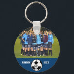 カスタムサッカー写真部名チーム番号 キーホルダー<br><div class="desc">このカスタムサッカーフォトコラージュは、アップロードしたサッカーの写真、黒と白のサッカーボール、選手(またはコーチ)の名前、チーム名、番号を備えている。チームの色に合わせて変更できるカラフル背景に対してすべての設定。クリックカスタマイズと小さなスポイトを。このデザインはシーズンの記念に最適だ。サッカー選手やファン、コーチが長年大切にしてくれるもの来だ。Colorfulgalshopのロゴの下にある他のサッカークリックをテーマにしたギフトをチェックし、その後スポーツ\趣味>サッカー。感謝していストップ来て来い</div>